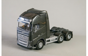 VOLVO FH16 тягач с платформой и экскаватором, черная кабина