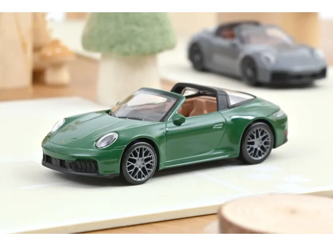 PORSCHE 911 GTS Targa *Jet-car* (2024), British racing green 