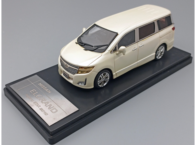 NISSAN Elgrand Highway Star (2010), brilliant white pearl