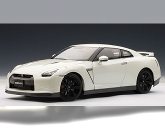 NISSAN GT-R (R35) with Nissan optional matt black wheels, PEARL WHITE