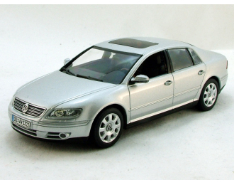 VOLKSWAGEN Phaeton (2002), silver