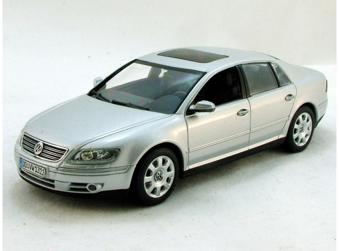 VOLKSWAGEN Phaeton (2002), silver