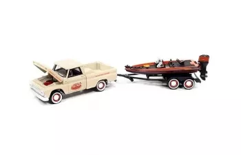 CHEVROLET Stepside Pickup (1965), белый с прицепом и лодкой специальное издание Джонни Лайтнинг