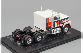 INTERNATIONAL Transtar 4300 towing vehicle (1980), white dark blue red