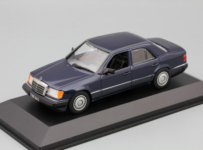 MERCEDES-BENZ 250 D, blue