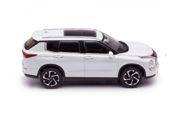 MITSUBISHI Outlander (2022), white