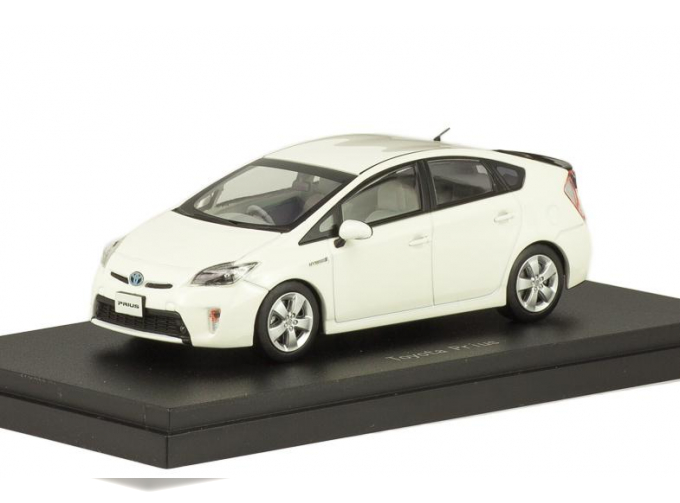 Toyota Prius белый