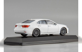 LEXUS LS460 F Sport, white