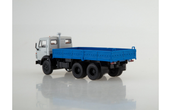 Камский грузовик 5320 бортовой, серый / синий