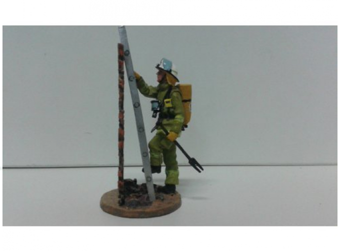 Австралийский пожарный с лестницей г.Хобарт Тасмания 2003