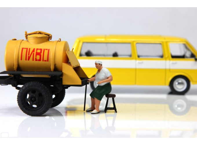 Продавщица тетя Галя для прицепа-бочки (+табурет), зеленая юбка