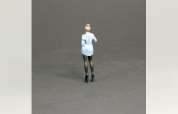 Фигура 0452 Девушка в рубашке (масштаб 1:24), окрашенная