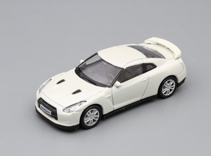 NISSAN GT-R (R35), white