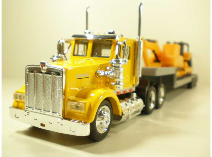 KENWORTH W900 1979 платформа со строительной техникой, желтый