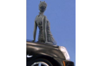 Сборная модель Девушка сидящая на капоте (неокрашенная)