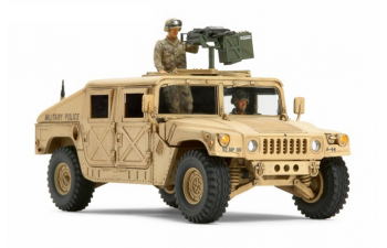Современный американский военный автомобиль 4x4 Hummer с двумя фигурами