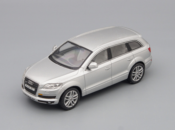 AUDI Q7, silver metallic