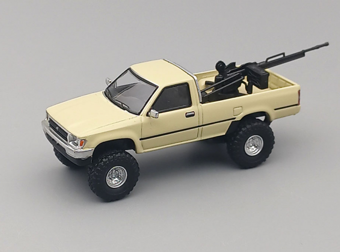 TOYOTA Hilux Single Cab 4WD (RN80) with Machine Gun, sand