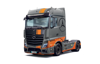 Сборная модель MERCEDES-BENZ Actros 1845 Mp4 Bigspace Tractor Truck Grand Prix Edition 2-assi (2020)