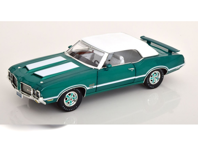 OLDSMOBILE 442 W-30 Convertible with removable Softtop (1972), green metallic/white