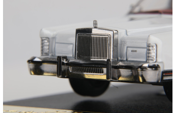 LINCOLN Continental Town Car (1979), white