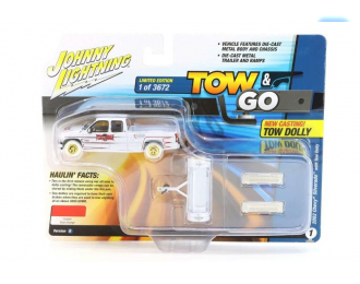 CHEVROLET Silverado с прицепом Tow Dolly (2002), белый