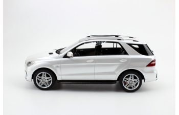 Mercedes-Benz ML63 AMG (white)