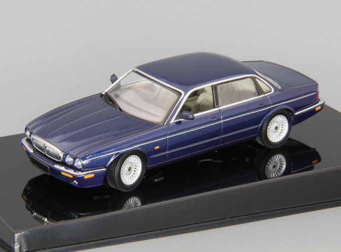 JAGUAR XJ8, blue