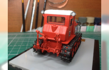 Т-75 трактор (красный, чистый)