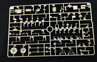Сборная модель US GPW 1/4 ton 4/4 Utility Track (Mod.1942) w/10-CWT Trailer & Airborne Crew