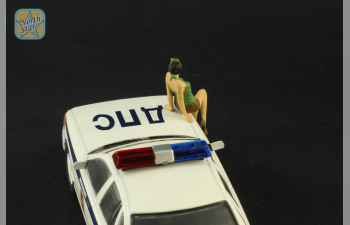 Фигурка "Девушка в зеленом сидит на капоте" (окрашена)