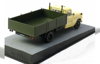 CHEVROLET Apache C30 One-Ton-Truck James Bond From Russia With Love, creme/dark green