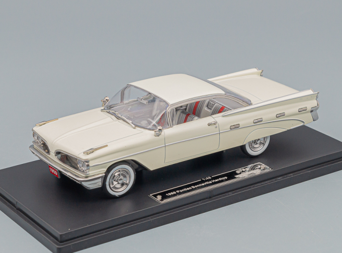 PONTIAC Bonneville Hardtop (1959), white