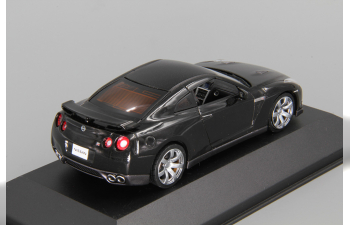 NISSAN GTR, black