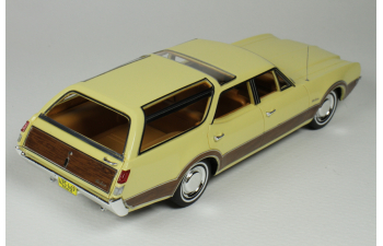 OLDSMOBILE Vista Cruiser 1969 Yellow