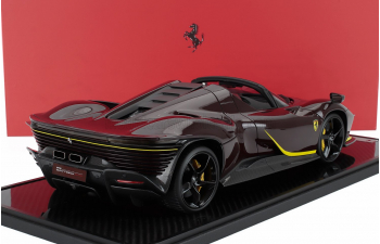 FERRARI Daytona Sp3 Serie Icona Open Roof (2022) - Con Vetrina - With Showcase, Rosso Rubino - Red Yellow