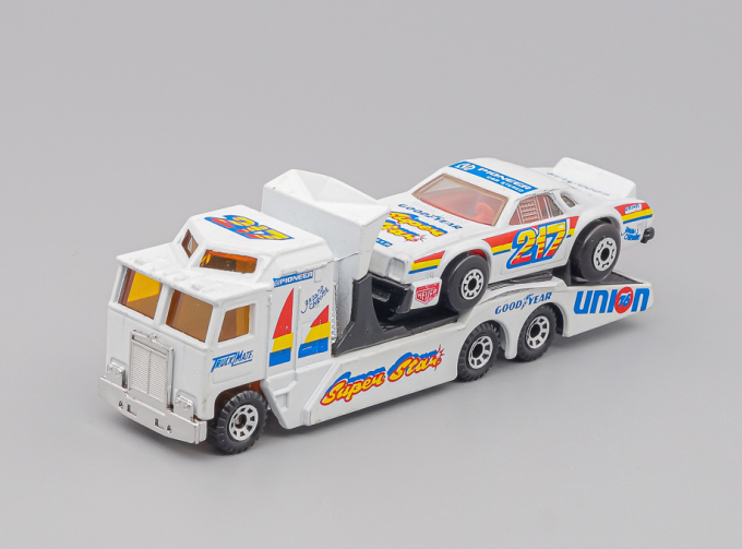 KENWORTH Cabover Racing Transporter / CHEVROLET Chevy Pro Stocker, white