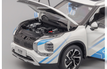 MITSUBISHI Outlander (2023), white / light blue