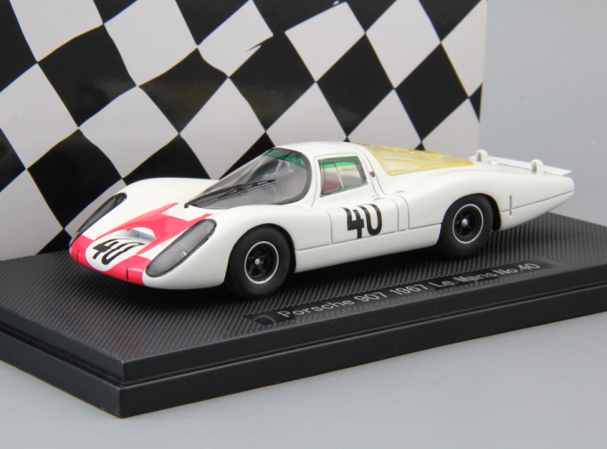 PORSCHE 907 Le Mans #40 (1967), white / pink