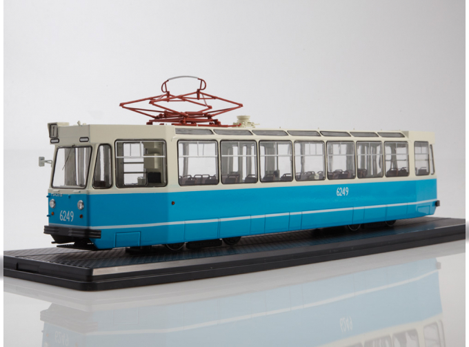 Трамвай ЛМ-68, бело-голубой