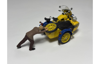 Фигурка Человек толкает мотоцикл