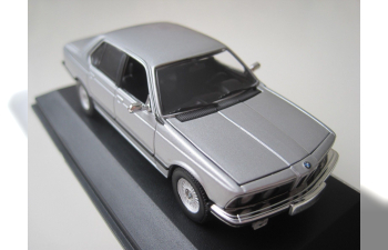 BMW 733i (1977), silver