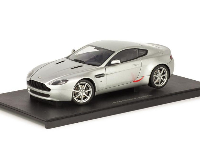 Aston Martin V8 Vantage серебристый