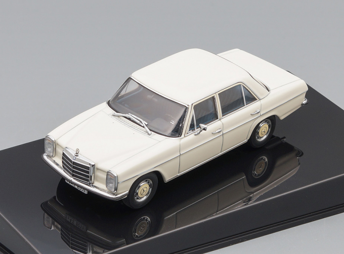 MERCEDES-BENZ /8 220D Limousine, white