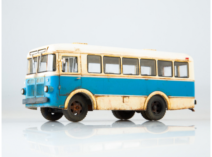 Малый городской автобус РАФ-251 (со следами эксплуатации), белый / синий