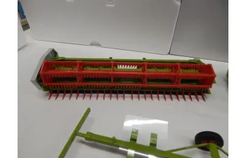 CLAAS Commandor 116CS combine harvester, green/red