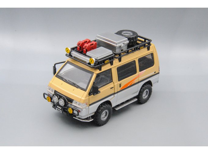 MITSUBISHI Delica, бежевый, 18 см.