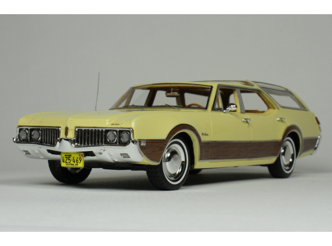 OLDSMOBILE Vista Cruiser 1969 Yellow