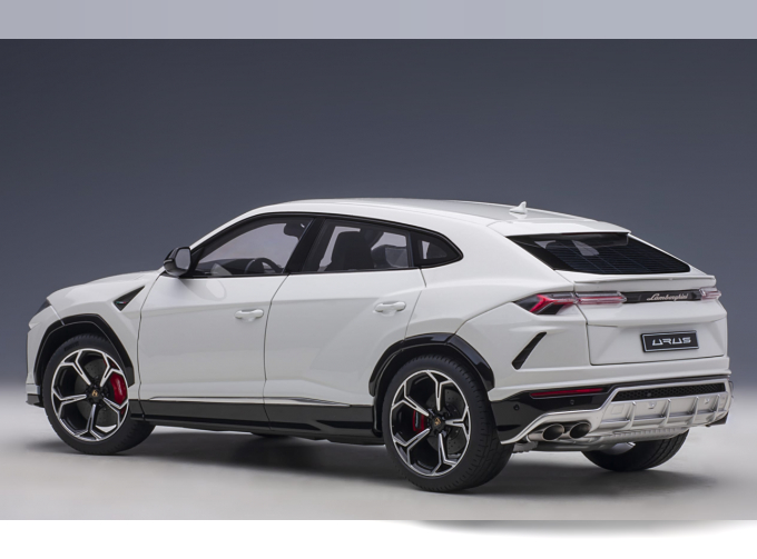 Lamborghini Urus белый