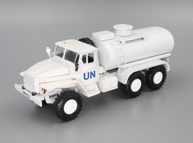 Уральский грузовик 4320 UN топливозаправщик, белый